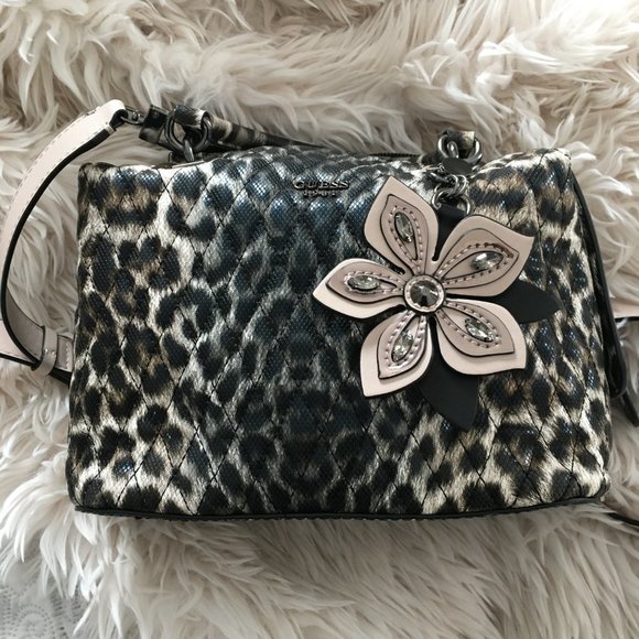 Guess Satchel Handbag, comes with dust bag, 10” length, 4.5” wide and 6” high… - Picture 6 of 9